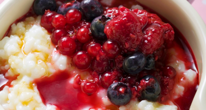 Cremiges Milchreis-Rote Grütze Eis – Der Klassiker zum Selbermachen