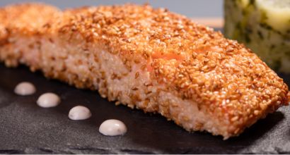 Valentinstags-Menü Hauptspeise: Lachsfilet in Sesamkruste mit Zwiebelconfit-Butter & Mango-Chutney-Schaum