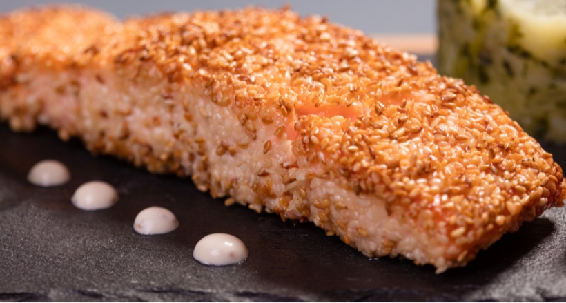 Valentinstags-Menü Hauptspeise: Lachsfilet in Sesamkruste mit Zwiebelconfit-Butter & Mango-Chutney-Schaum