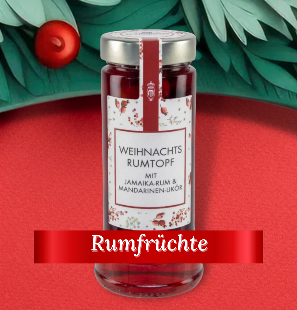 Glas mit Weihnachts-Rumtopf, dekoriert mit festlichen Motiven und rotem Band, gefüllt mit Jamaika-Rum und Mandarinen-Likör