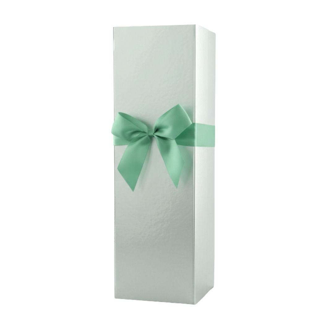Schmale, elegante Geschenkverpackung in hellem Grau mit dekorativer Schleife in grün.