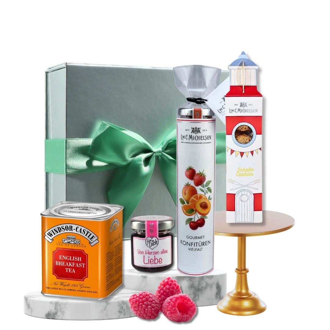 Geschenkbox mit Windsor Castle English Breakfast Tea, Konfitüren-Vielfalt, Schoko Cookies und Himbeeren in Alkohol