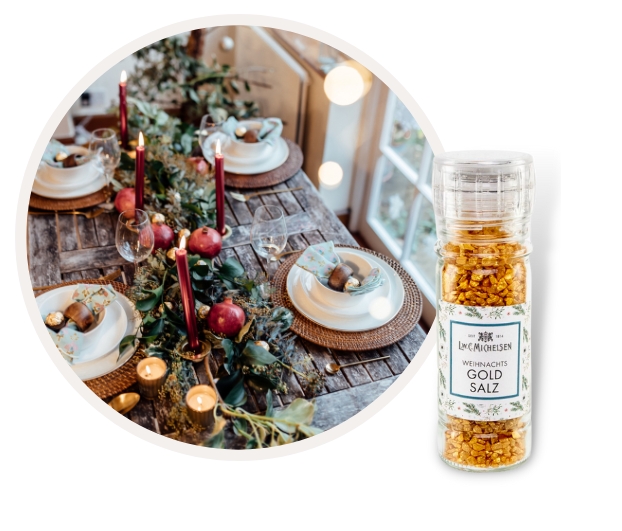 Festlich gedeckter Tisch mit Kerzen, Geschirr und Weihnachts-Goldsalz