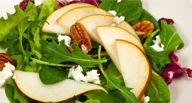 Blattsalat mit Ziegenkäse, Birne & Akazien-Honig-Vinaigrette – frisch, nussig & ausgewogen