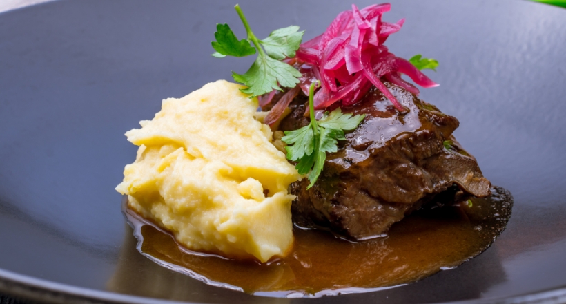 Geschmorte Rinderbäckchen mit Rotweinsauce – zartes Herbstrezept mit Zwiebel Confit