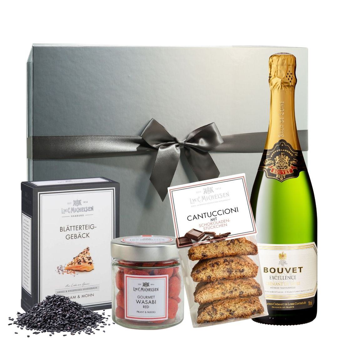 Geschenkset mit Bouvet Excellence Crémant, Blätterteiggebäck, Wasabi Red und Cantuccioni in silberner Box