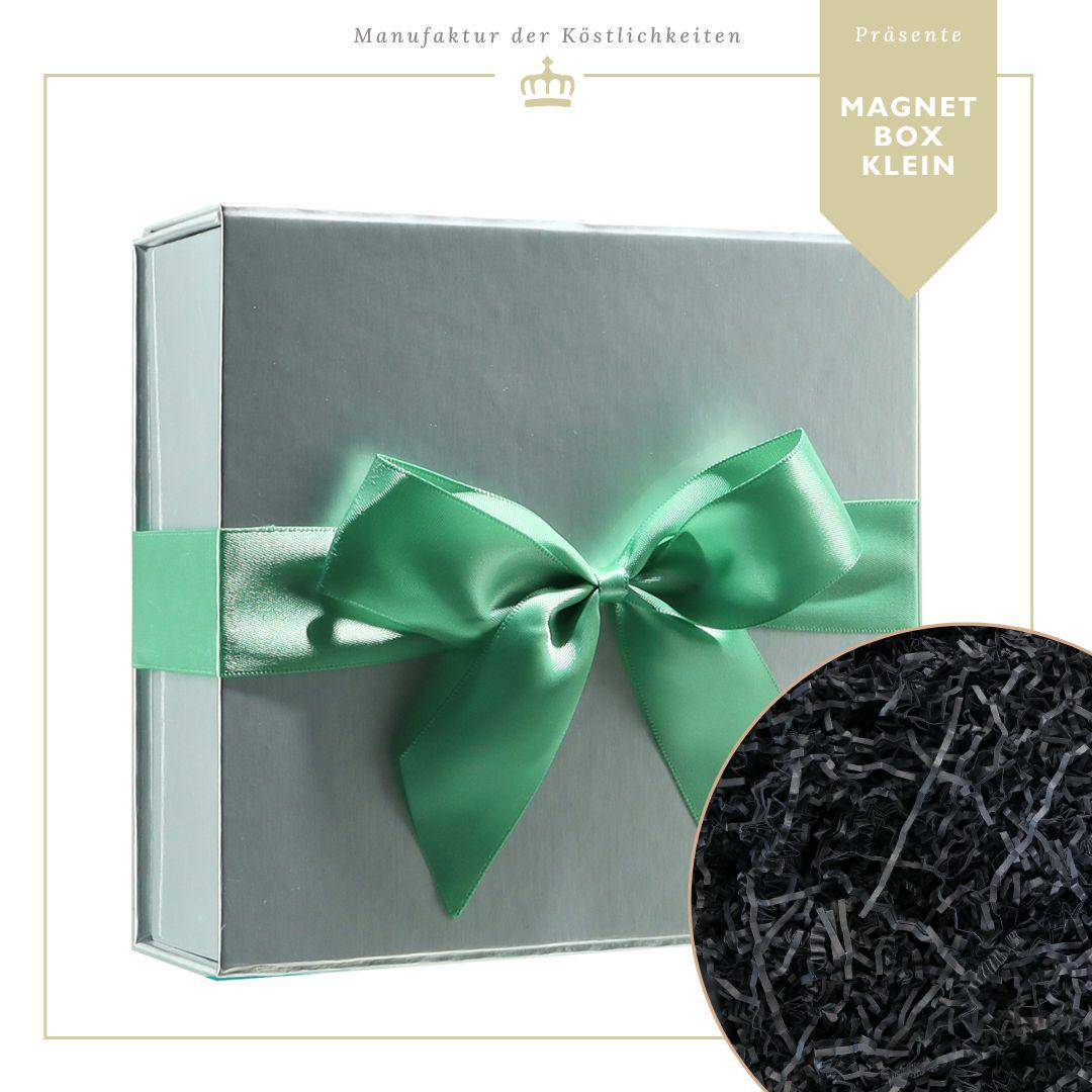 Magnetbox kleiner Größe in Silber mit grüner Seidenschleife und schwarzem Füllmaterial