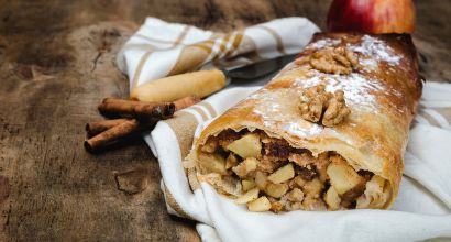 Apfelstrudel mit Honig und Nüssen