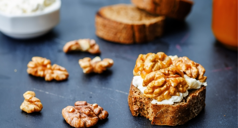 Ziegenkäse-Crostini mit Thymian-Honig & Walnüssen – süß-herzhafter Genuss in 15 Minuten
