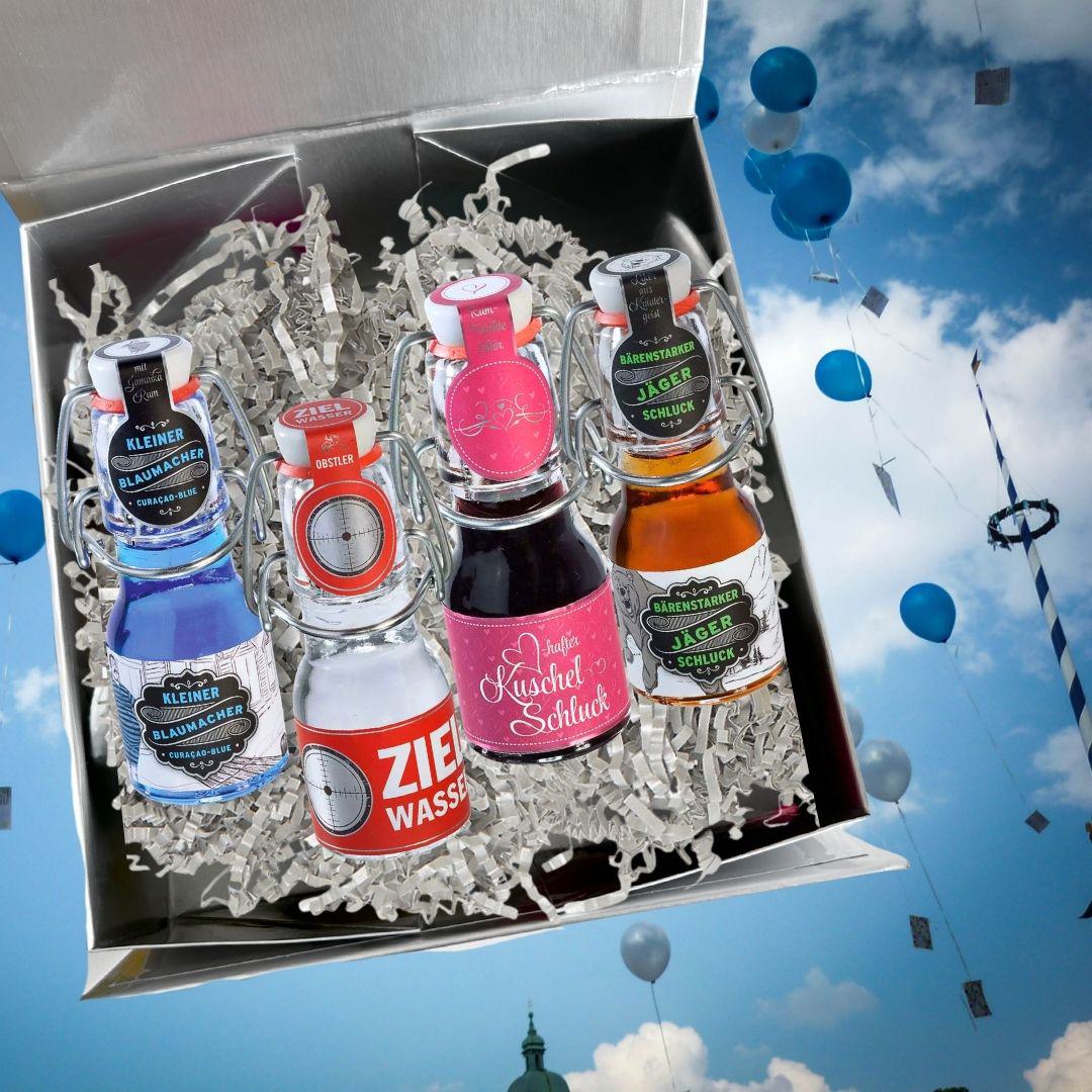 Geöffnete Geschenkbox mit vier Schnapsminiaturen: Blaumacher, Zielwasser, Kuschel Schluck und Jäger Schluck