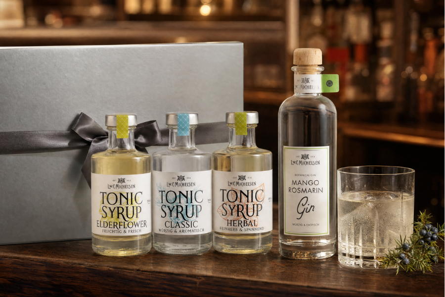 Firmenpräsent “Gin & Feinkost” — Mango-Rosmarin-Gin und drei Premium-Tonic-Syrups in der Geschenkbox