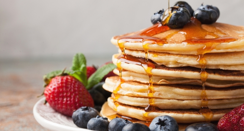 Fluffige American Pancakes mit Vanillesirup und frischen Beeren