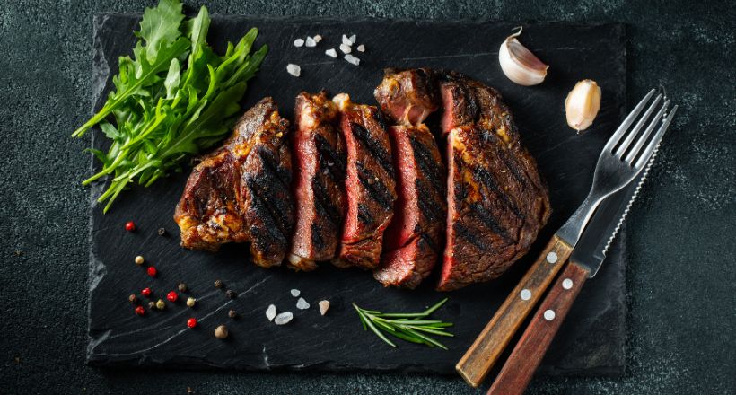 Mediterranes Grillsteak mit Thymian-Knoblauch-Ketchup