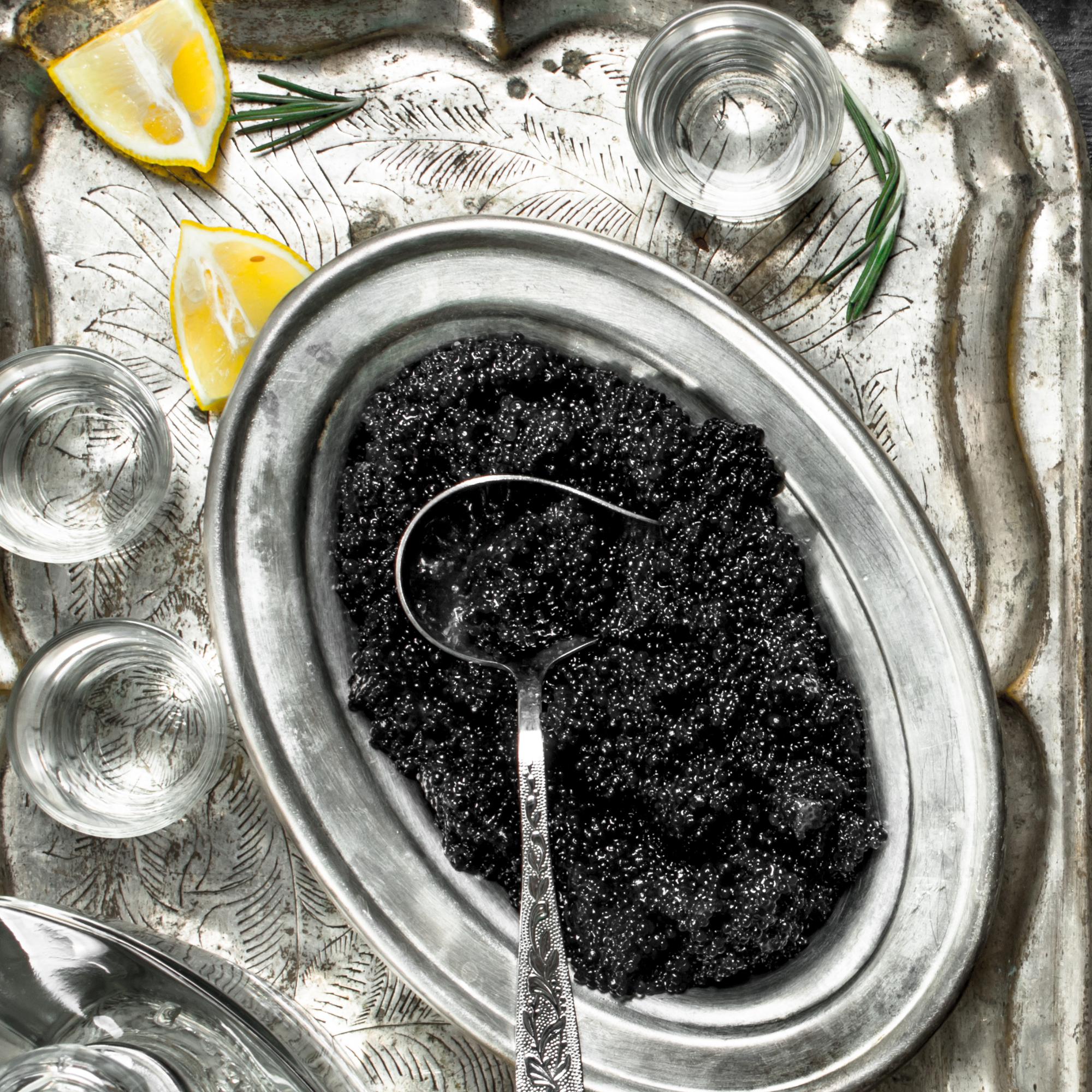Bild mit Caviar und Wodka auf einem silberfarbenen Tablett