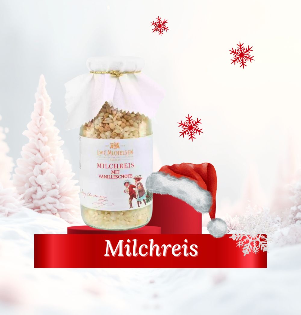 Glas mit Milchreis und Vanilleschote, dekoriert für Weihnachten mit Schneeflocken und einer Nikolausmütze im Hintergrund.