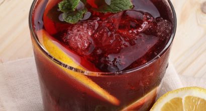 Fruchtiger Rumtopf-Spritz – Sommerdrink mit Charakter