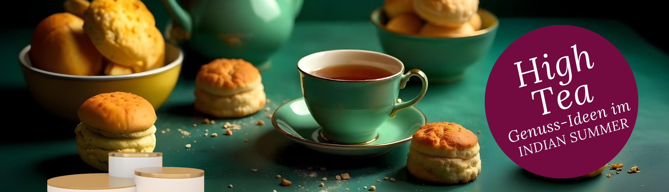 Eine grüne Teetasse mit Tee und Scones auf einem Tisch, umgeben von einer Schale mit Gebäck und dem Text 'High Tea: Genuss-Ideen im Indian Summer'.