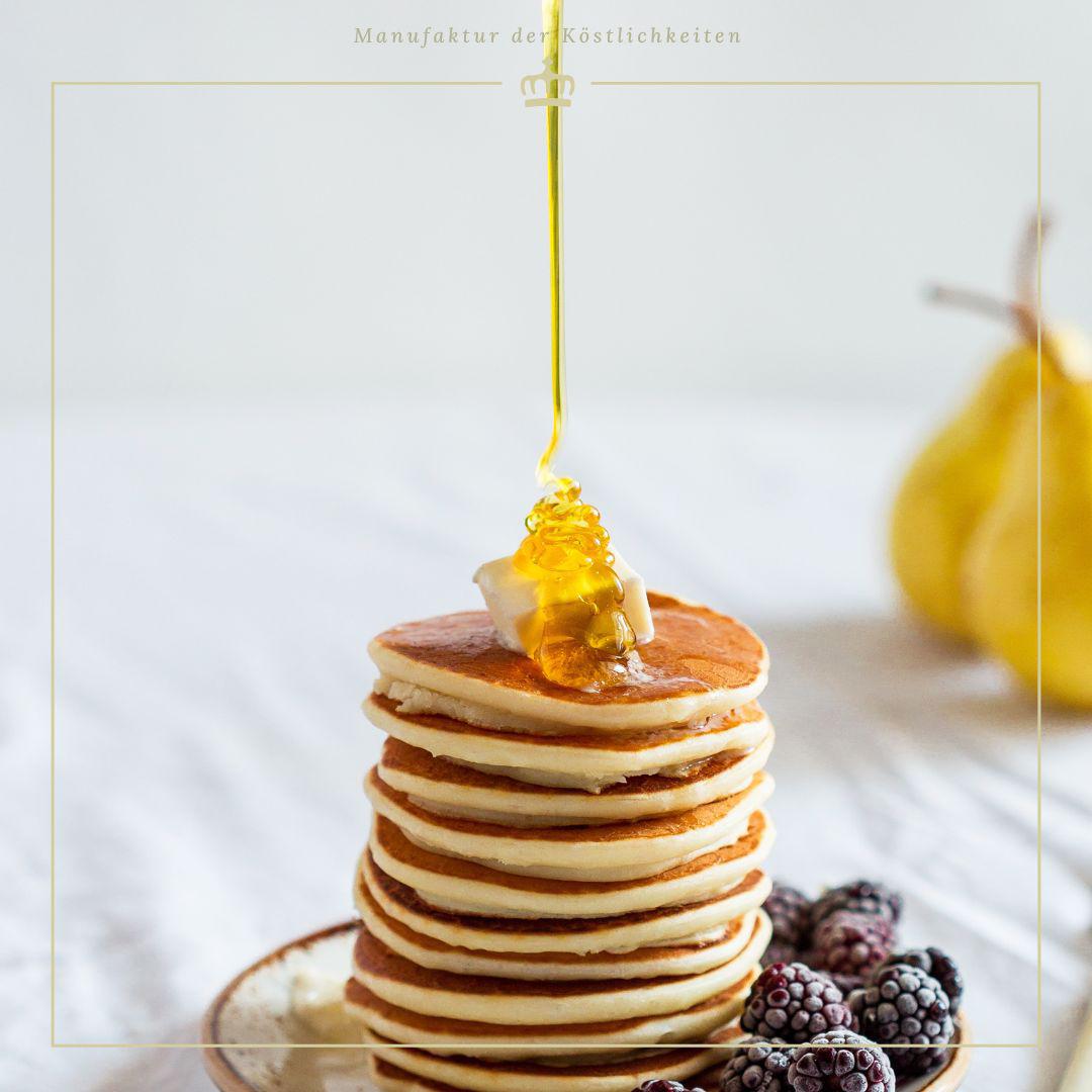Leckerer Honig zum Frühstück auf Pancake