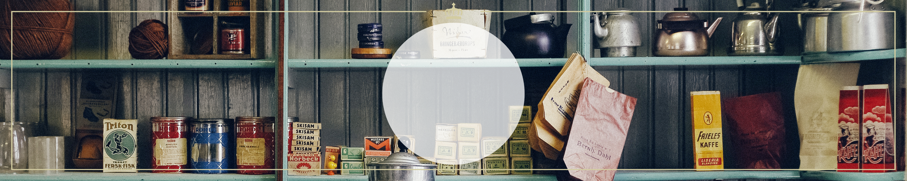 Ein grünes Regal mit verschiedenen Vintage-Küchenutensilien, Gewürzdosen und Verpackungen für Lebensmittel.