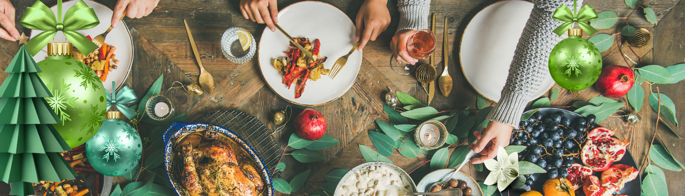 Menschen genießen ein weihnachtliches Mahl mit Braten, Obst und festlicher Dekoration auf einem Holztisch