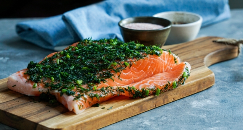 Graved Lachs mit hausgemachter Dill-Senf-Soße – Traditionell und lecker