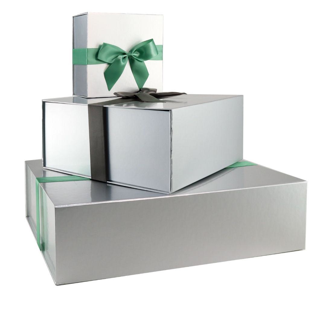 L.W.C. Michelsen Geschenkboxen in Silber mit grüner oder dunkelgrauer Schleife, in drei verschiedenen Größen