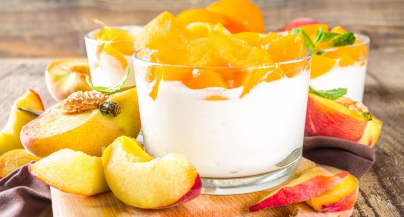 Griechischer Joghurt mit karamellisierten Pfirsichen & Pinien-Honig – fruchtig, cremig & mediterran