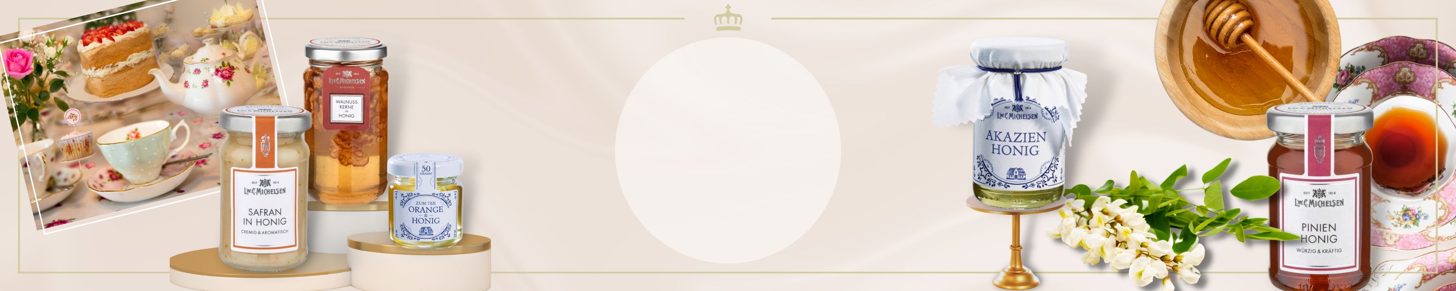 Verschiedene Honigsorten in dekorativen Gläsern, umgeben von Tee-Service und Blüten, mit einer Honigschale und Blumen im Hintergrund.