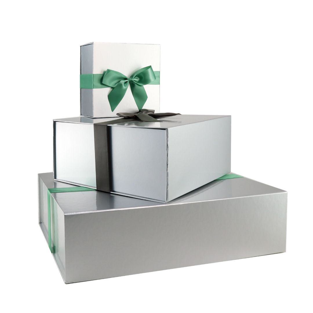 L.W.C. Michelsen Geschenkboxen in Silber mit grüner oder dunkelgrauer Schleife, in drei verschiedenen Größen