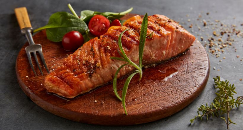 Gegrillter Lachs mit Honig-Senf-Orangen-Glasur