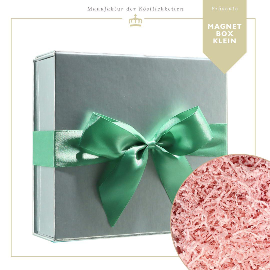 Magnetbox kleiner Größe in Silber mit grüner Seidenschleife und pinkem Füllmaterial