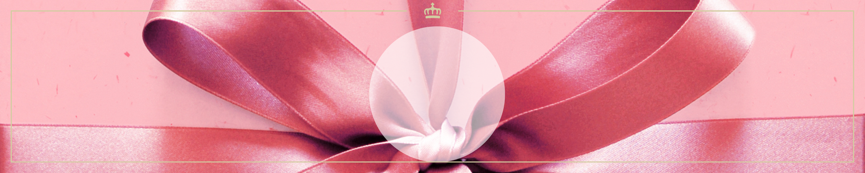 Nahaufnahme einer rosa Geschenkbox mit seidener Schleife