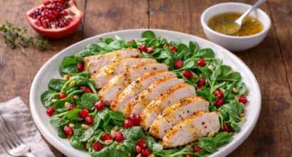 Valentinstags-Menü Vorspeise: Hähnchenbrust auf Feldsalat mit Granatapfel & Honig-Senf-Vinaigrette