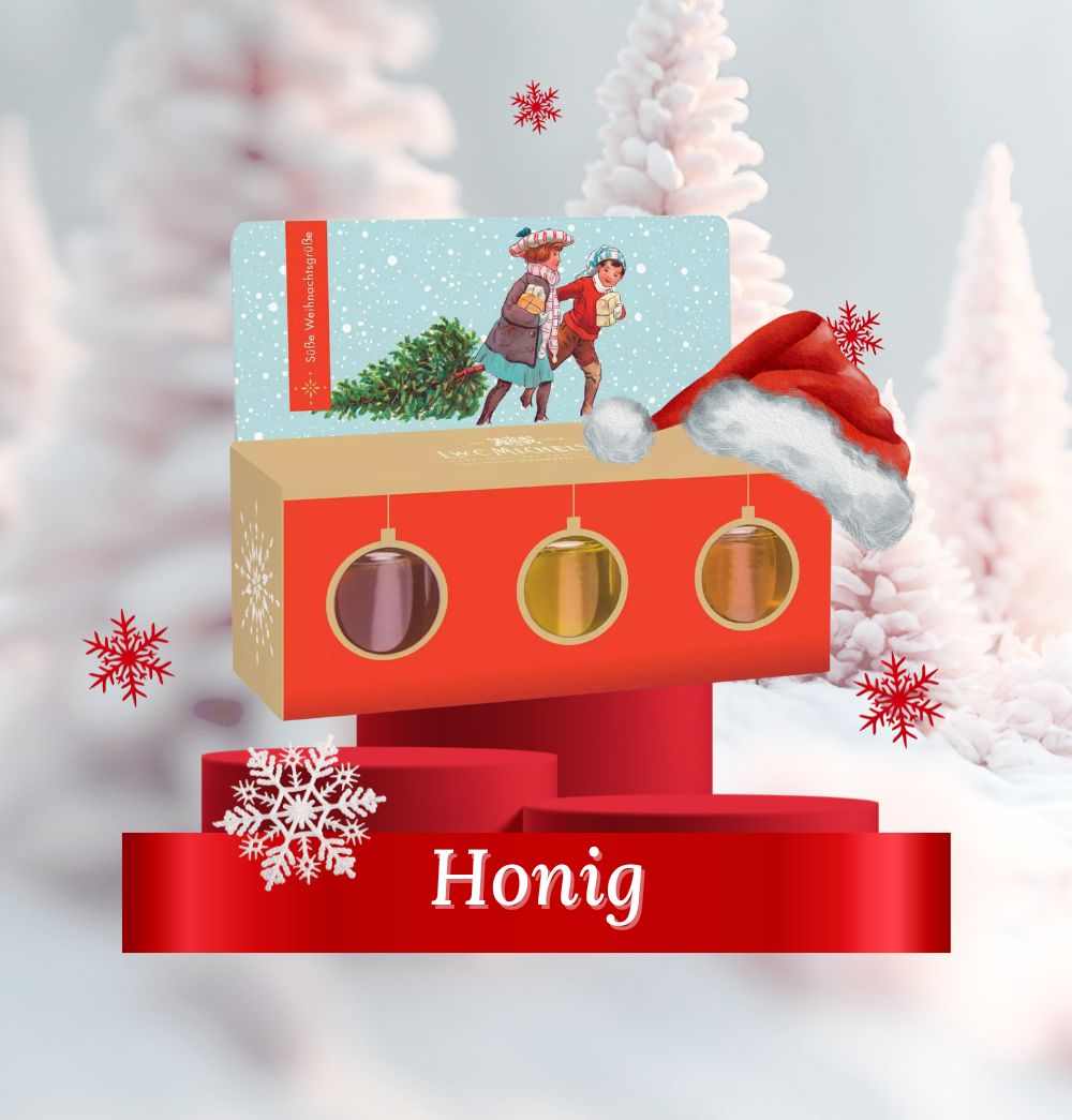 Weihnachtlich dekoriertes Honig-Geschenkset mit winterlichem Motiv und roter Schleife im Hintergrund