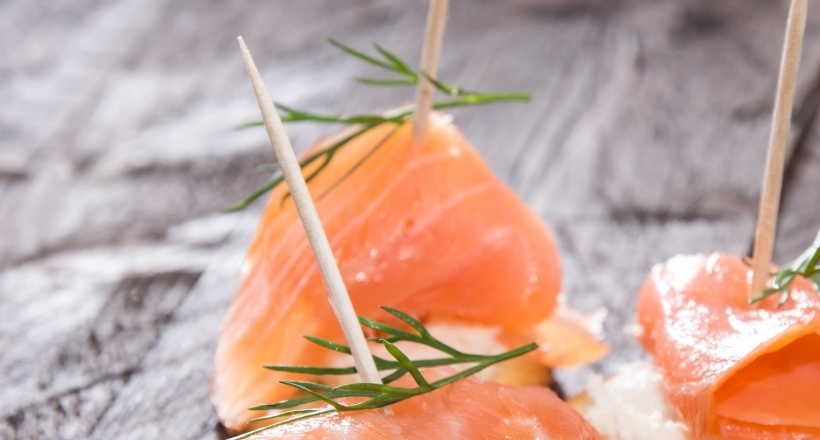 Gouda-Cracker mit Lachs & Zitronen-Crème-fraîche – elegantes Fingerfood in 15 Minuten
