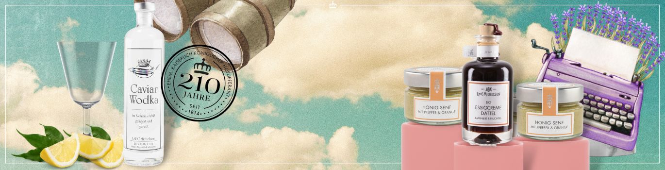 Flasche Kaviar Wodka neben Honig Senf Gläsern und Essigcreme vor Himmelshintergrund