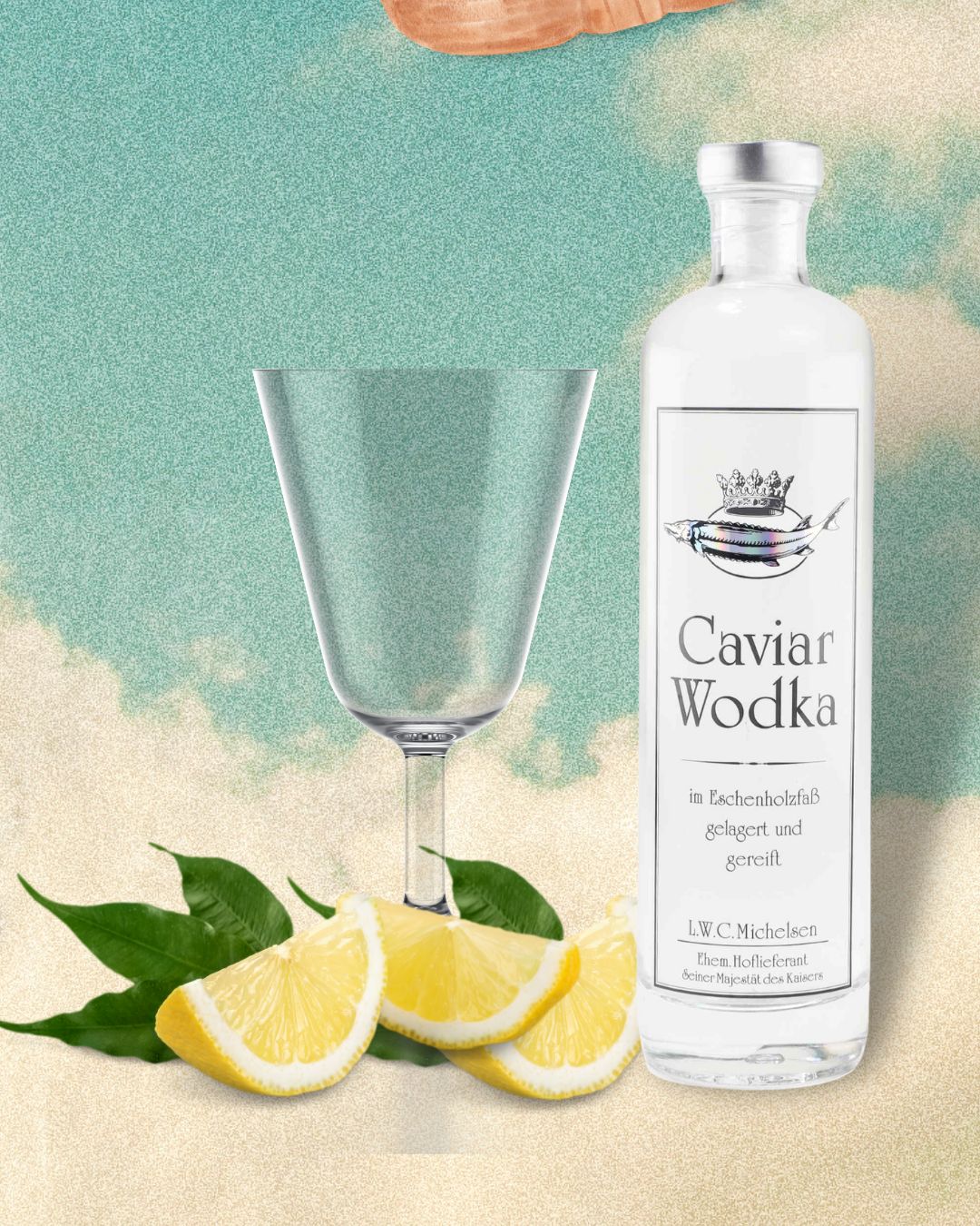 Flasche Kaviar-Wodka neben einem Glas und Zitronenscheiben auf einem bunten Hintergrund
