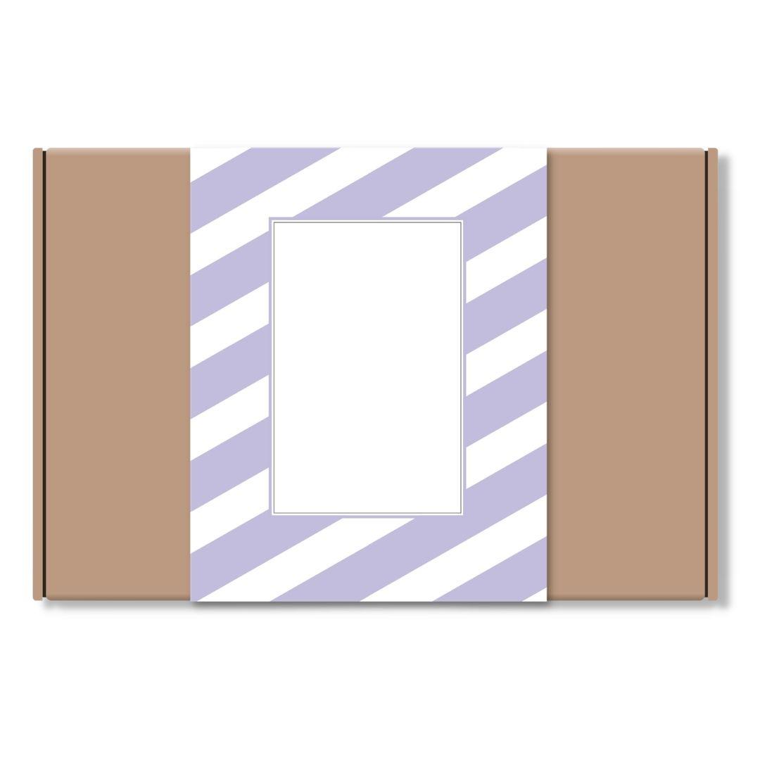 Geschlossene Geschenkbox aus braunem Karton mit Banderole in lila-weißem Streifendesign.