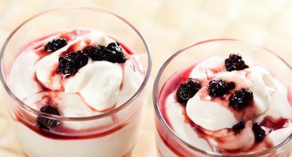 Valentinstags-Menü Dessert: Mascarpone-Vanille-Creme mit Rumtopf-Früchten & Sahne