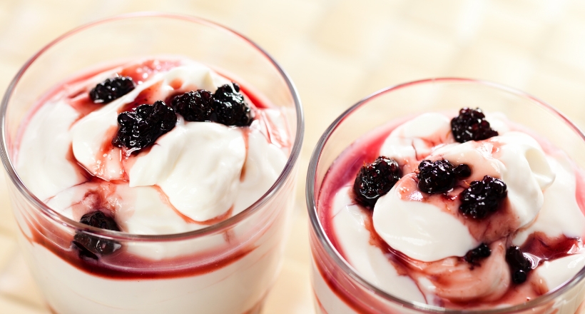 Valentinstags-Menü Dessert: Mascarpone-Vanille-Creme mit Rumtopf-Früchten & Sahne