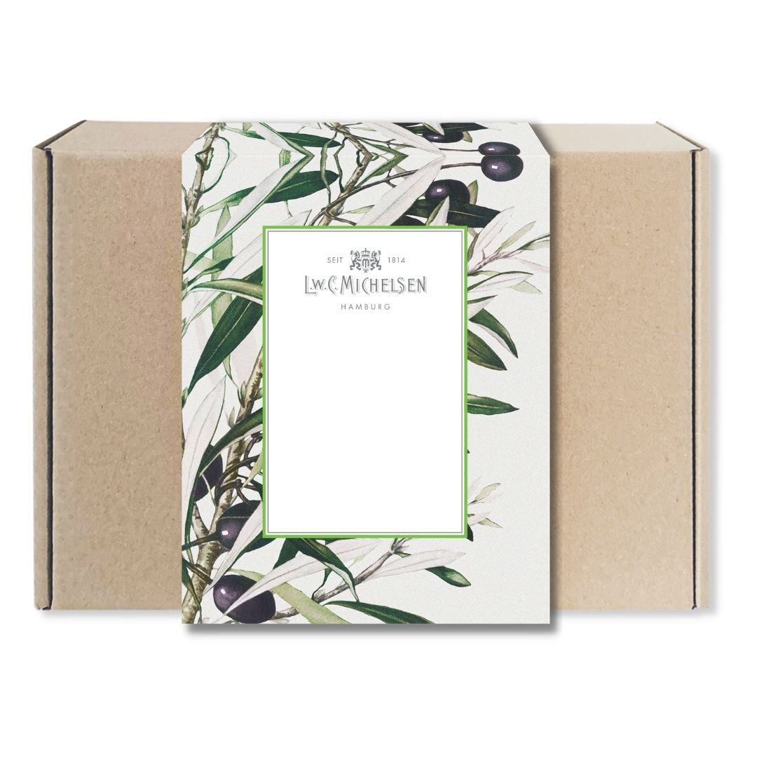 Geschlossene Geschenkbox aus braunem Karton mit Banderole im Olivenzweig-Design und Logo von L.W.C. Michelsen Hamburg