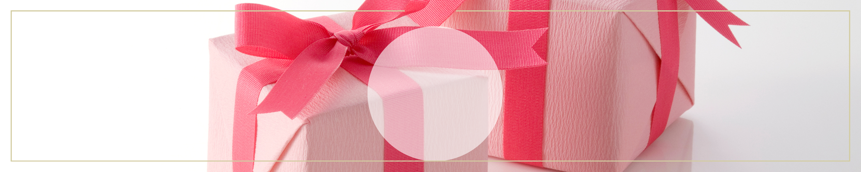 Eine elegante Geschenkbox, dekoriert mit einer rosa Schleife, vor einem weißen Hintergrund