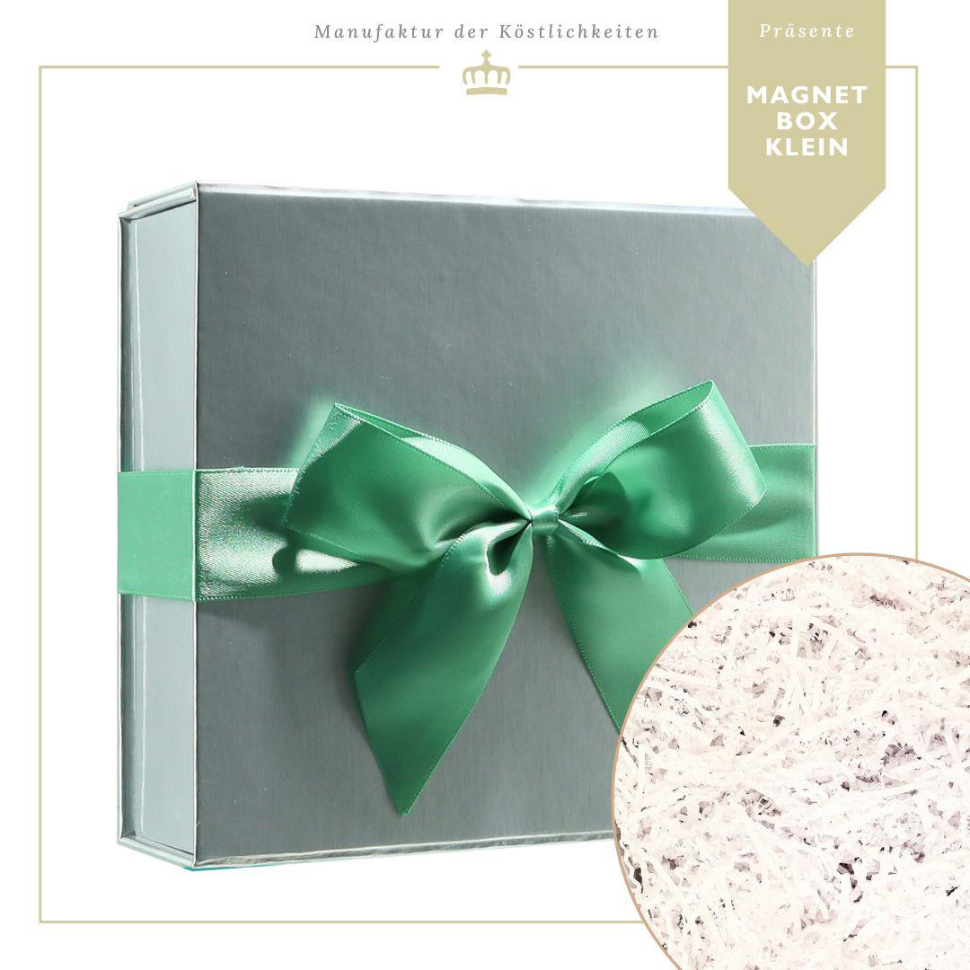 Magnetbox kleiner Größe in Silber mit grüner Seidenschleife und weissem Füllmaterial