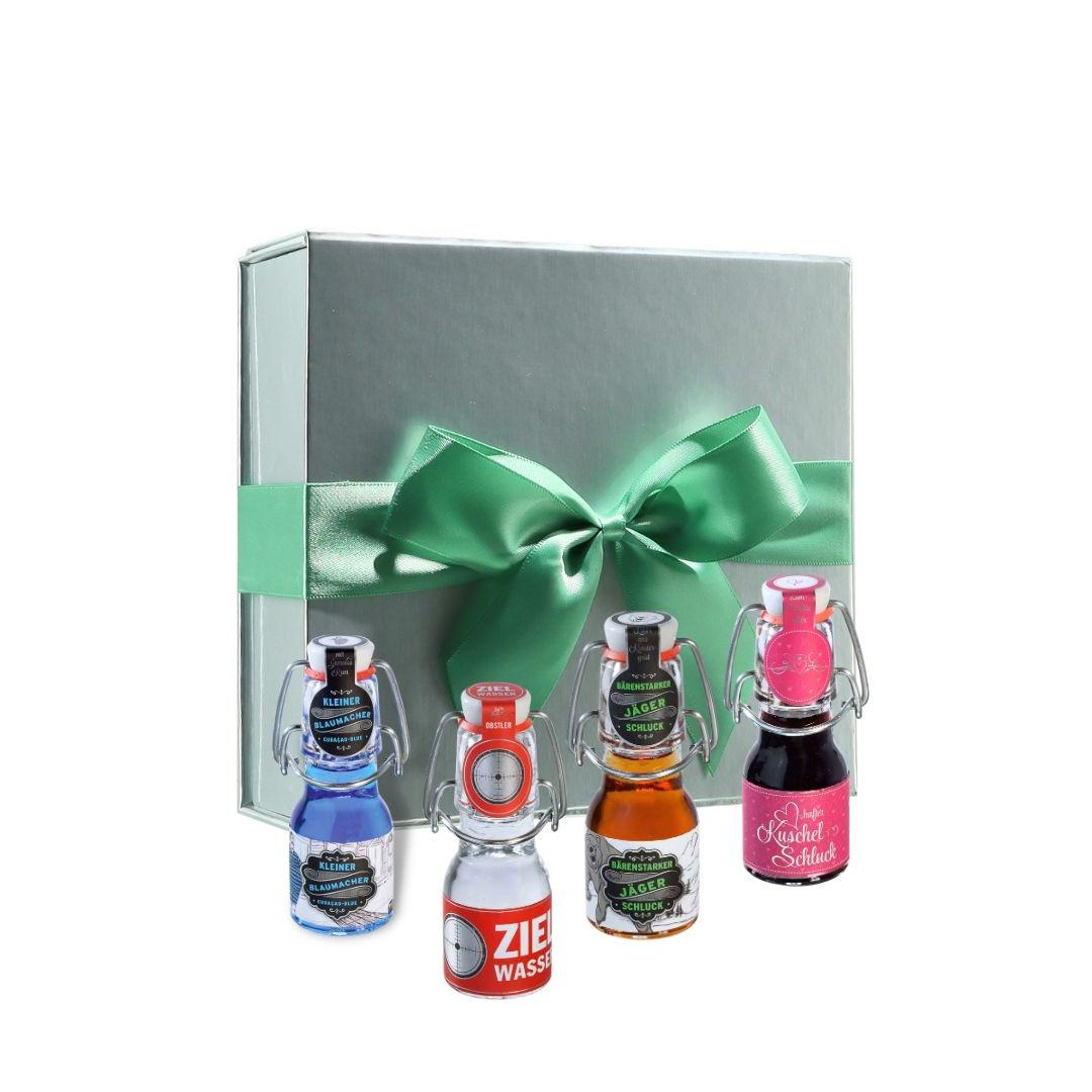 Geschenkset mit 4 Schnapsminiaturen: Blaumacher, Zielwasser, Jäger Schluck und Kuschel-Schluck in silberner Box