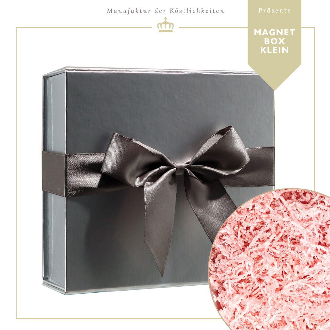 Magnetbox kleiner Größe in Silber mit dunkelgrauer Seidenschleife und pinkem Füllmaterial