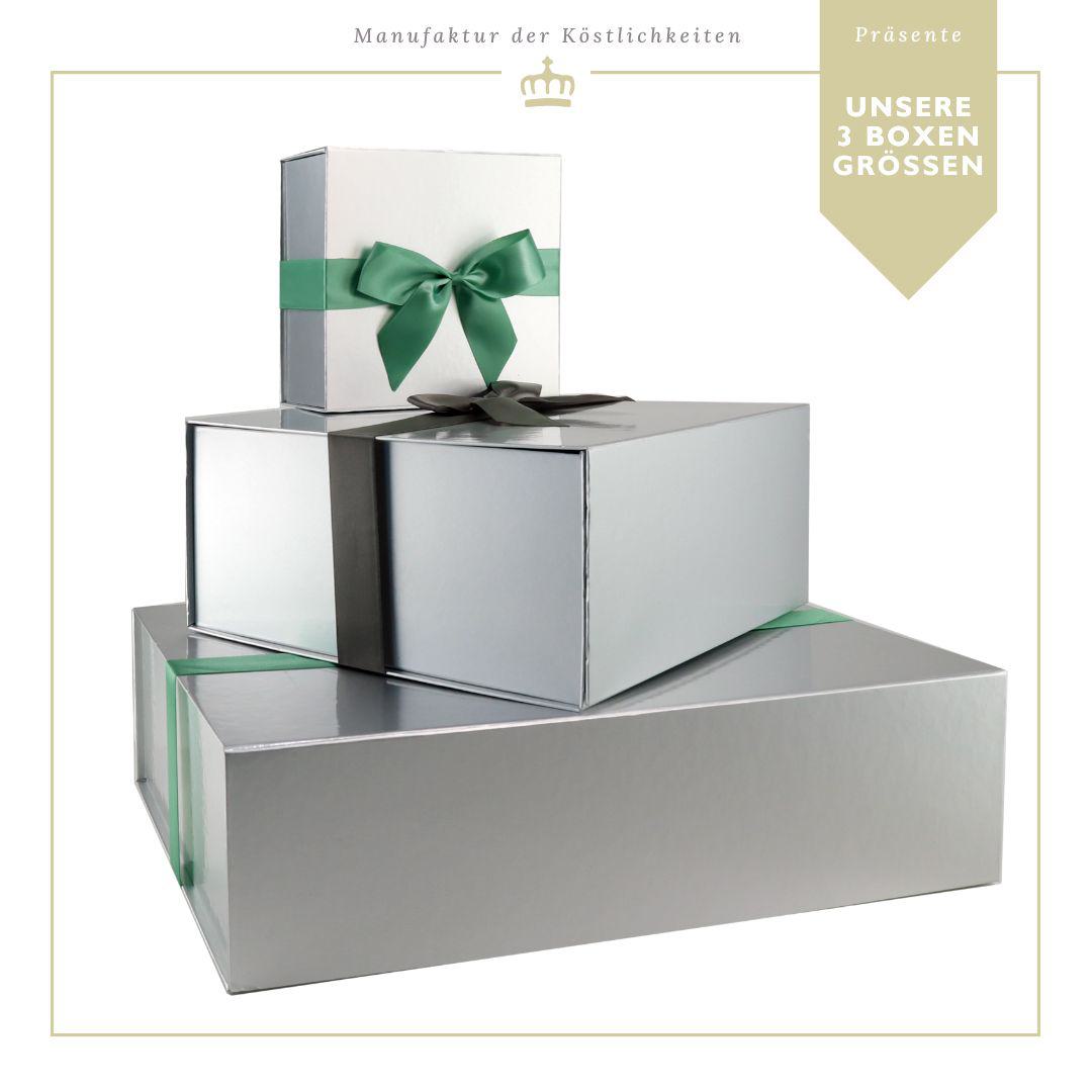 3 aufeinander stehende silberne Geschenkboxen mit Schleife
